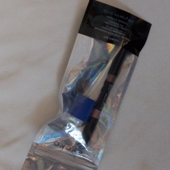 NIB Eyeshadow, Setting Spray and Brush Set - Picture 4 of 16